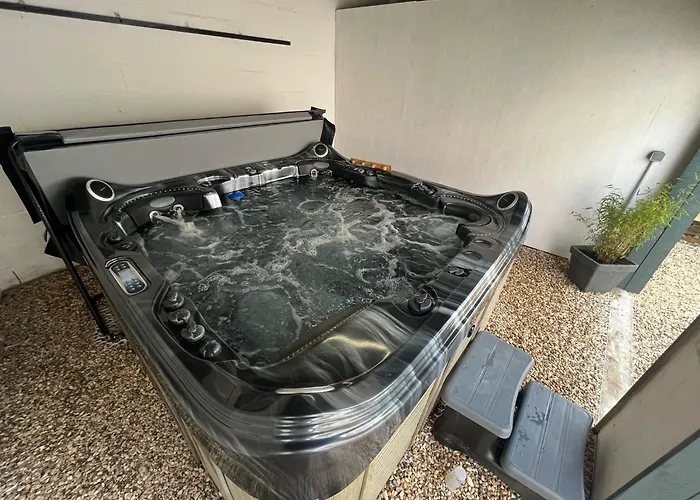 Ecrin De Verdure Jacuzzi Et Piscine 度假居 Angrie